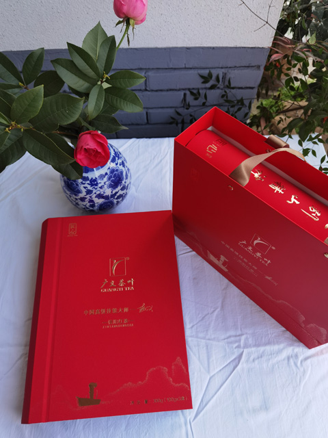 【大別山精神系列一特級信陽紅茶禮盒（匠心）】大別山脈、核心產(chǎn)區(qū)、高山茶園、匠心制作  980元/盒