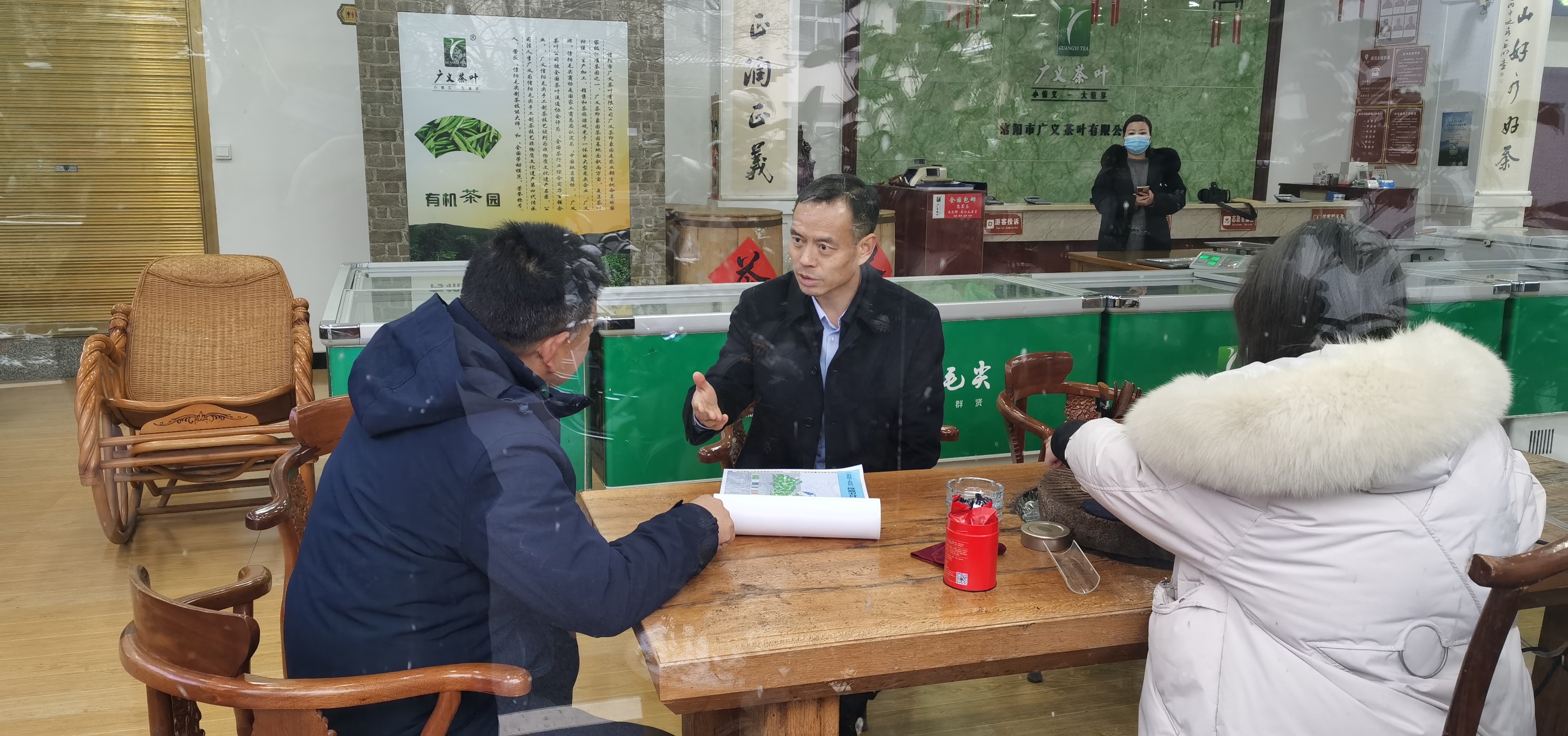 信陽市委常委、副市長秦保建到信陽市廣義茶葉有限公司慰問全國勞模李廣義同志