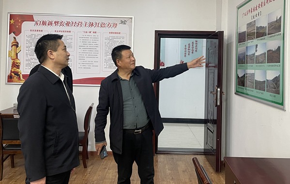 2022年11月9日 ，浉河區(qū)工會胡華庭主席來信陽市廣義茶葉有限公司慰問全國勞模李廣義同志，并傳達(dá)黨的二十大精神。